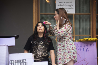 "Las mujeres (no) lloran " es interpretada por Carla Yépez y Carolina Pérez Flor.