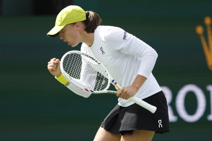 Iga Swiatek celebra tras vencer a la china Qinwen Zheng, quien le había ganado antes en los Juegos Olímpicos en la disputa por medalla.