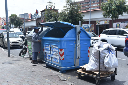Los nuevos contenedores celestes fueron colocados en varios barrios de la ciudad, entre ellos La Mariscal.