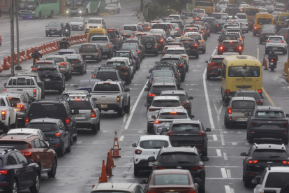 La medida vial se mantiene en la capital para mejorar la circulación de autos y motos