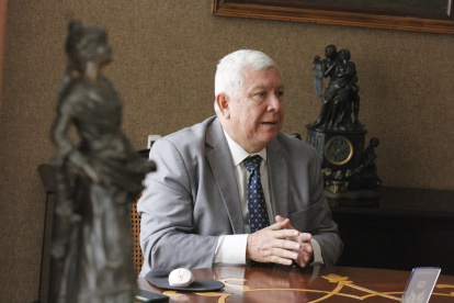 Fue ministro de Economía y Finanzas entre julio de 2007 y julio de 2008. Es economista, graduado en la Universidad Católica de Guayaquil y máster en Economía Empresarial, por el INCAE, de Costa Rica.