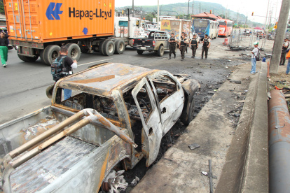 Así quedo la camioneta luego del incendio y posterior estallido que provocó una gran onda expansiva.