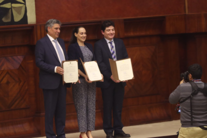 José Luis Terán (i), Claudia Salgado y Jorge Benavides durante su posesión como nuevos jueces de la Corte Constitucional.