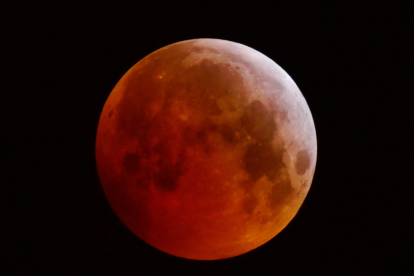 La razón por la que la Luna se torna roja es un fenómeno similar al que provoca los cielos azules y los atardeceres rojizos.