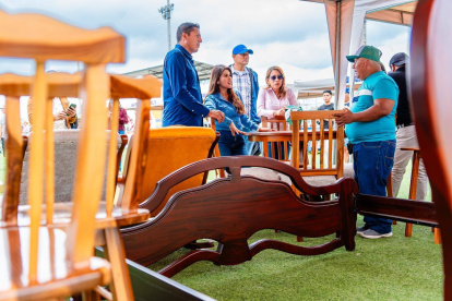 Los artesanos de Atahualpa son expertos en la elaboración de muebles en madera de guayacán.