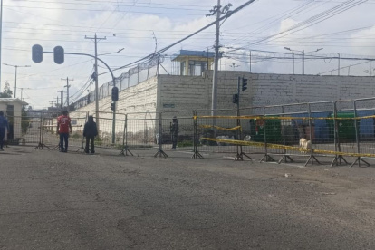 Los policías motorizados patrullan los alrededores de la cárcel de Ambato.