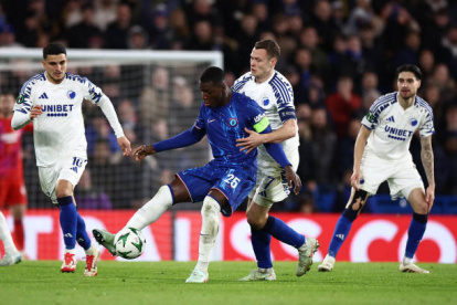 Moisés Caicedo destaca en Chelsea.