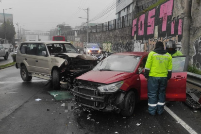 Dos personas resultaron heridas por los choques en la avenida Velasco Ibarra, en el sector de La Tola, centro de Quito.