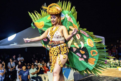 Las chicas se lucen en las pasarelas con trajes que representan a sus comunidades