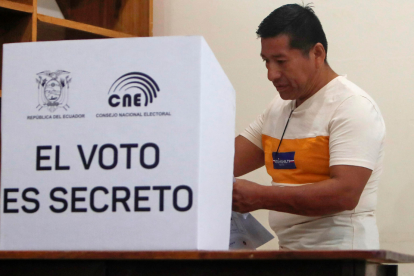 Fotografía de archivo que muestra una persona votando en un puesto de votación en Olón (Ecuador).