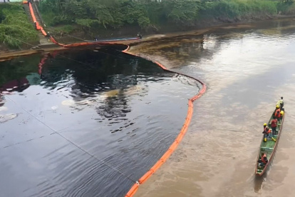 Derrame de petróleo en Esmeraldas afecta a miles de familias en Viche.