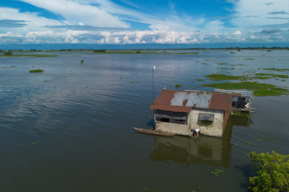 Fotografía aérea del 4 de marzo de 2025 de casas afectadas por una inundación en Jujan, provincia del Guayas (Ecuador). EFE/ Mauricio Torres