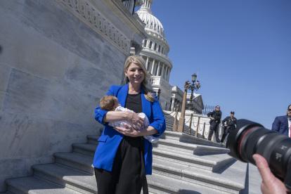 Brittany Peterson, miembro de la Cámara de Representantes de Estados Unidos, sonríe mientras sostiene a su hijo recién nacido, Sam, al salir del Capitolio de Estados Unidos en Washington, DC, el 11 de marzo de 2025.