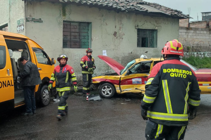 Una furgoneta escolar y un taxi se impactaron en un accidente de tránsito en el sector de Chillogallo, sur de Quito.