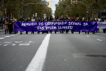 Varias personas sostienen una pancarta con para conmemorar el Día Internacional de la Eliminación de la Violencia contra la Mujer en Barcelona.