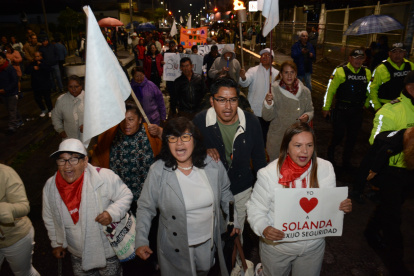 Decenas de moradores de Solanda salieron a la calle la Jota para exigir más seguridad.