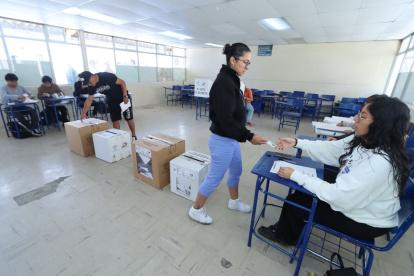 El CNE dispuso la prohibición de usar celular durante el momento del voto y en el escrutinio.