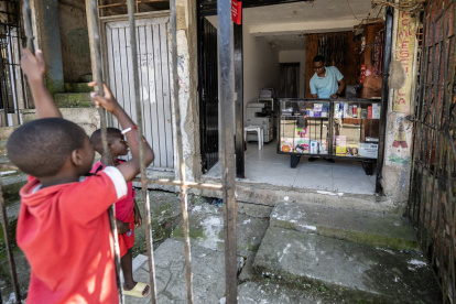 Franklin Mina trabaja en su papelería en Buenaventura, uno de los puertos más grandes del país, es escenario de una feroz batalla entre dos bandas.