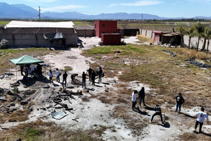 Esta vista aérea muestra a miembros del colectivo "Guerreros Buscadores" trabajando en el Rancho Izaguirre, donde localizaron tres crematorios humanos.