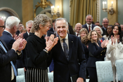 El Primer Ministro designado de Canadá, Mark Carney (C), y su esposa Diana Fox Carney (C I) llegan para su ceremonia de juramentación en Rideau Hall el 14 de marzo de 2025, en Otawa.