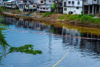 Un manto negro cubre el río Viche, uno de los más afectados por el derrame de petróleo y que desemboca en el río Esmeraldas.