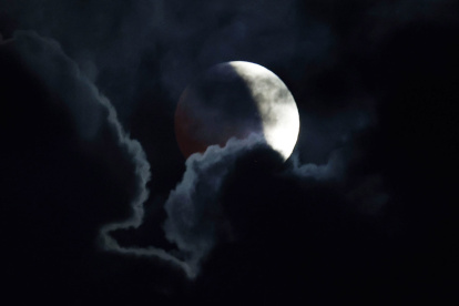 Luna vista durante un momento del eclipse lunar esta madrugada visto desde la playa de Doniños de Ferrol.
