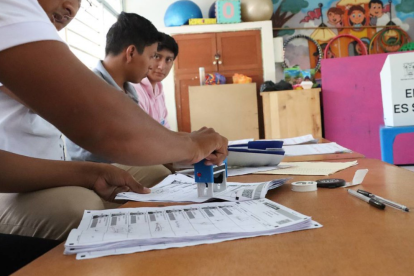 Sobre la mesa de la junta receptora del voto habrá que dejar el celular, para no cometer una infracción, el 13 de abril del 2025.