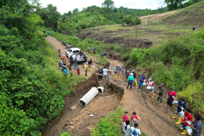 Daños. Se utilizaron cañas para poder transitar la vía afectada.