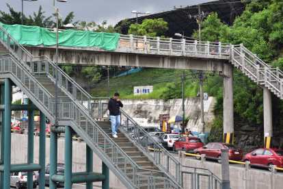 Mantenimiento. El paso peatonal está ubicado frente a un colegio.