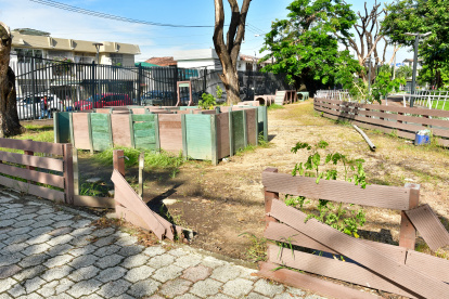 La zona para perros no está apta para su uso, por lo que los animalistas reclaman.