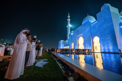 Los hombres rezan en la Gran Mezquita Sheikh Zayed en Abu Dhabi en las primeras horas del 6 de abril de 2024, en Laylat al-Qadr (Noche del Destino).
