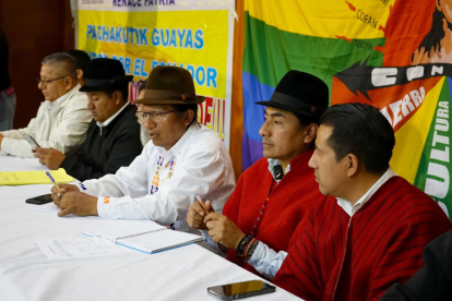 Leonidas Iza y Guillermo Churuchumbi, en una de las asambleas de la Conaie.