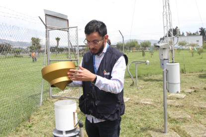 Carlos Caicedo muestra uno de los pluviómetros del Inamhi, ubicado en el Parque Bicentenario, en Quito.