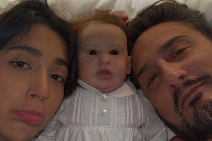 Alejandra y Jaime cuidando a Batmancito, su bebé creado con inteligencia artificial.