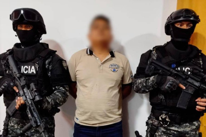 Detienen a hombre presuntamente vinculado a líder prófugo de una banda criminal en Ecuador.