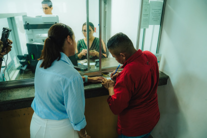 Un agricultor cobra el Bono Agrícola en una ventanilla de BanEcuador de Daule.