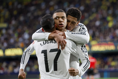 El delantero francés del Real Madrid Kylian Mbappé celebra con sus compañeros uno de sus goles ante el Villarreal durante el partido de Liga.
