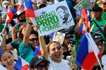 MANILA (Philippines), 15/03/2025.- Supporters of former Philippine president Rodrigo Duterte, also known by the initials PRRD, chant slogans amid flags and placards during a rally at the Liwasang Bonifacio public park in Manila, Philippines, 15 March 2025. Duterte made an online appearance before a pre-trial chamber of the International Criminal Court (ICC) in The Hague on 14 March, following his arrest on 11 March in Manila. The ICC is investigating Duterte"s war on drugs campaign that resulted in thousands of cases of alleged extra-judicial killings during his term. (Filipinas, La Haya) EFE/EPA/ROLEX DELA PENA