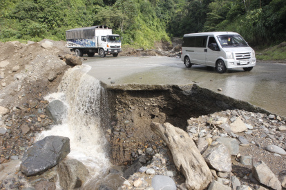 Socavón.  La vía Balnanera-Pallatanga-Cumandá tiene grandes daños en la calzada; sin embargo, no hay señalización del peligro.
