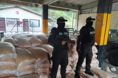 La Policía de Ecuador incauta sacos de maíz en Macará.
