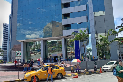 Guayaquil. Personas llegando al edificio del SRI para realizar trámites.