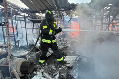 El Cuerpo de Bomberos de Quito controló un incendio en una fábrica en El Condado.