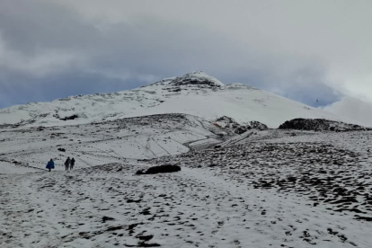 Ocho personas quedaron atrapadas en una avalancha registrada en el volcán Cotopaxi.