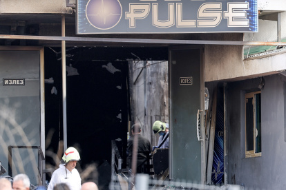 Bomberos y policía forense se personan en la discoteca "Club Pulse" tras el incendio que ha dejado al menos 51 muertos y cien heridos en la localidad de Kocani, Macedonia del Norte.
