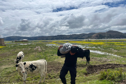 Personas afectadas por las inundaciones buscan resguardar lo que les quedó.