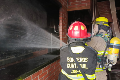 Bomberos llegaron a atender la emergencia.