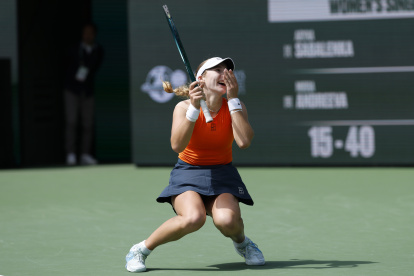 Mirra Andreeva celebra tras vencer a Aryna Sabalenka en la final de damas de Indian Wells.