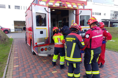 El helicóptero de Bomberos Quito llega con un montañista rescatado, en el Cotopaxi, al ECU-911, en Quito.