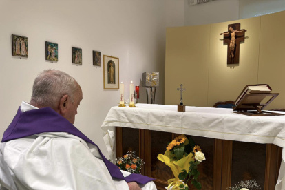 CIUDAD DEL VATICANO, 16/03/2025.- El Vaticano difundió este domingo la primera foto del papa desde su hospitalización el pasado 14 de febrero, en la que se le ve, de lado, concelebrando la misa en la capilla del apartamento en la décima planta del Gemelli de Roma. EFE/Oficina de prensa del Vaticano -SOLO USO EDITORIAL/SOLO DISPONIBLE PARA ILUSTRAR LA NOTICIA QUE ACOMPAÑA (CRÉDITO OBLIGATORIO)-