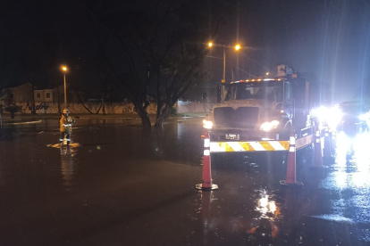 Pasadas las 22:00, varios tramos de vía a la costa son intervenidas por Interagua para retirar el agua acumulada.